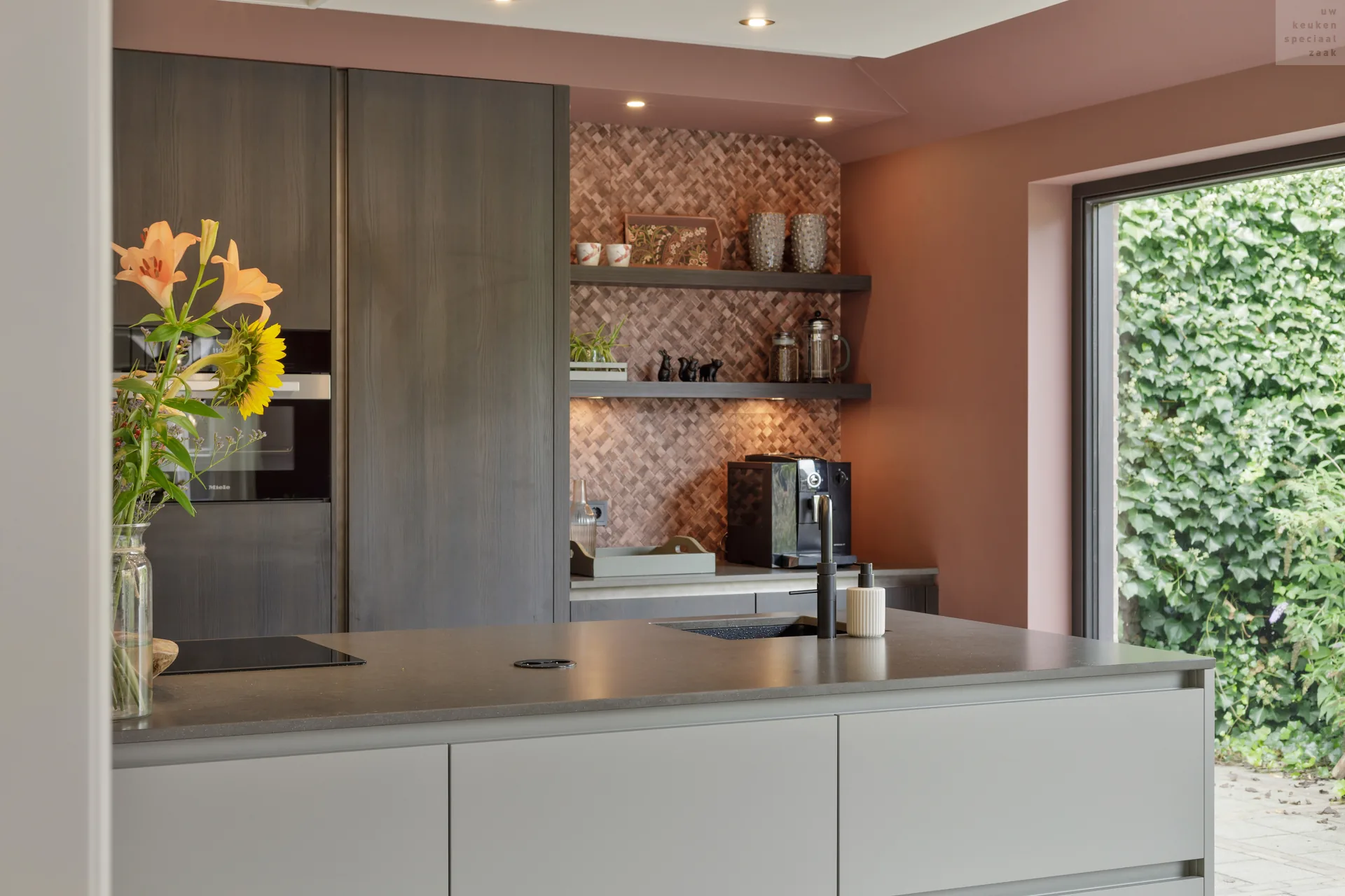 moderne-keuken-met-warme-accenten-berkers-keukens