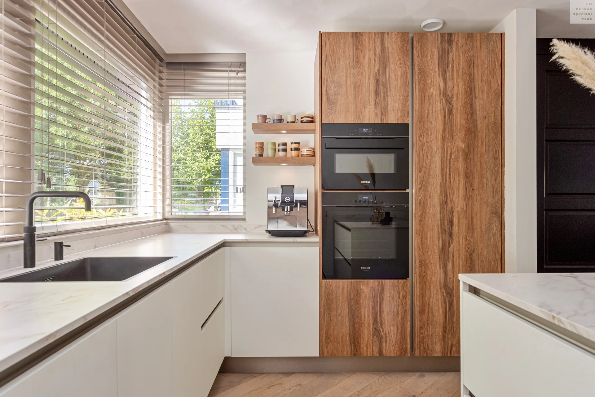 scandinavische-keuken-met-marmer-en-hout-berkers-keukens