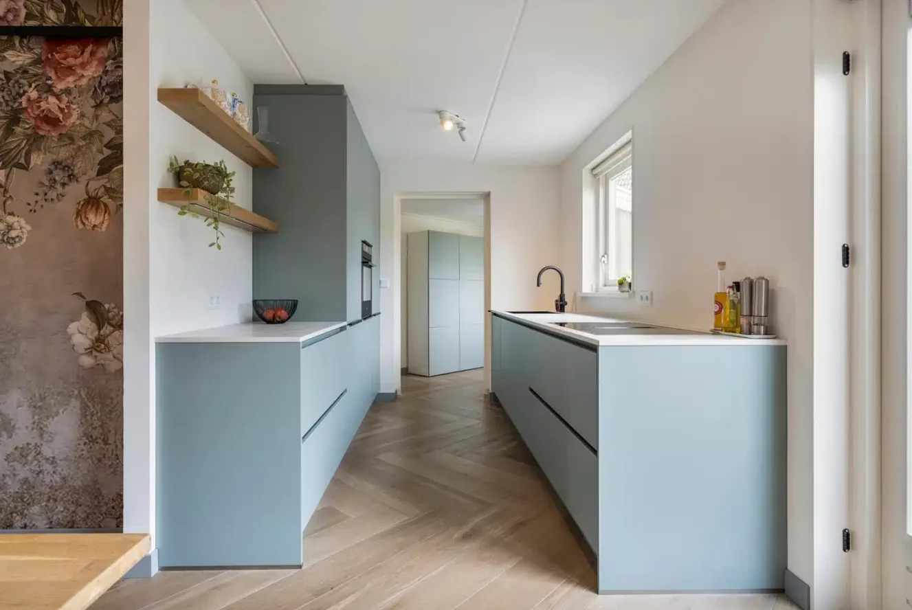 lichtblauwe-keuken-visgraatvloer